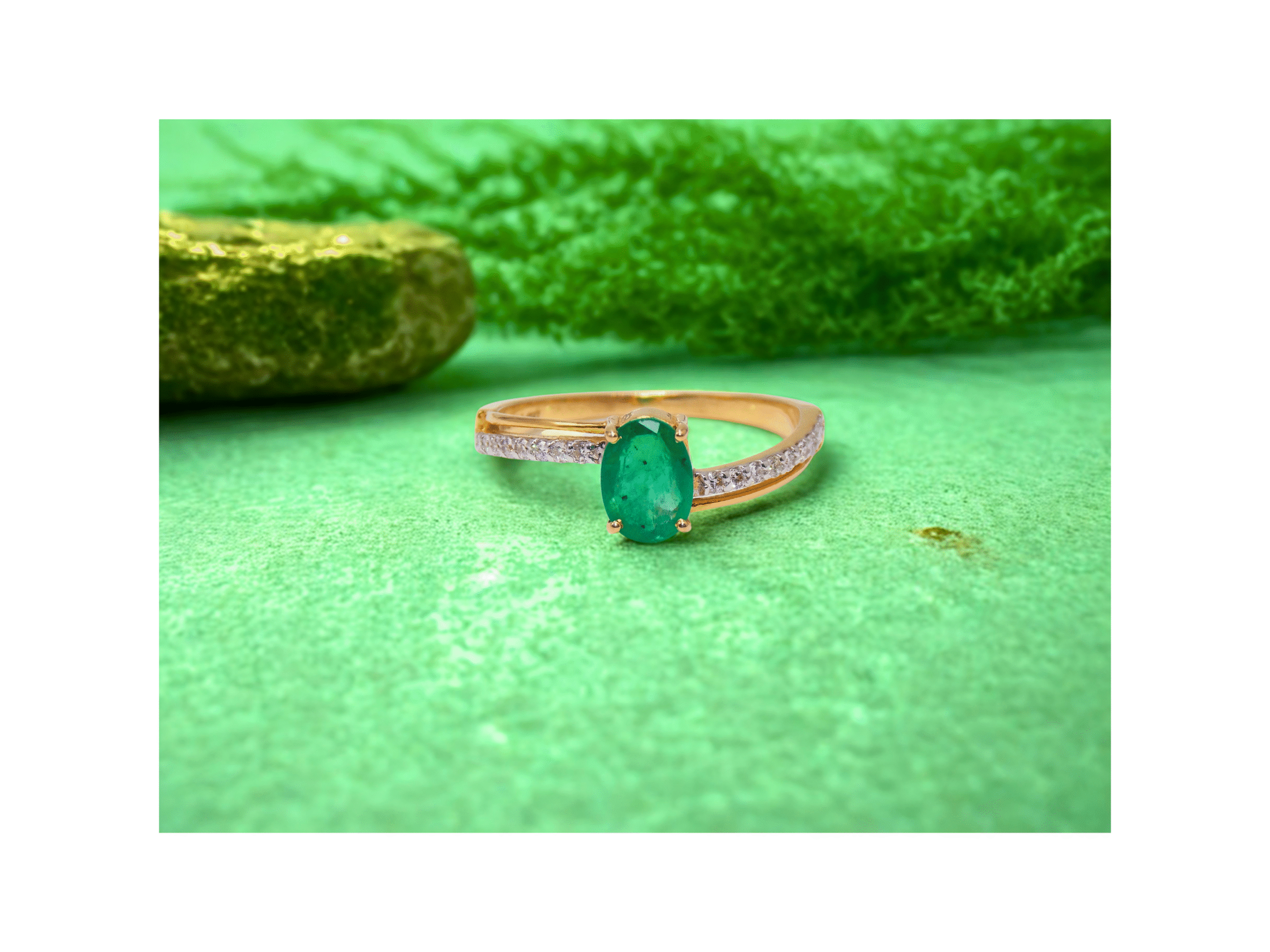 Natural Emerald Stone And Natural Diamand Ring